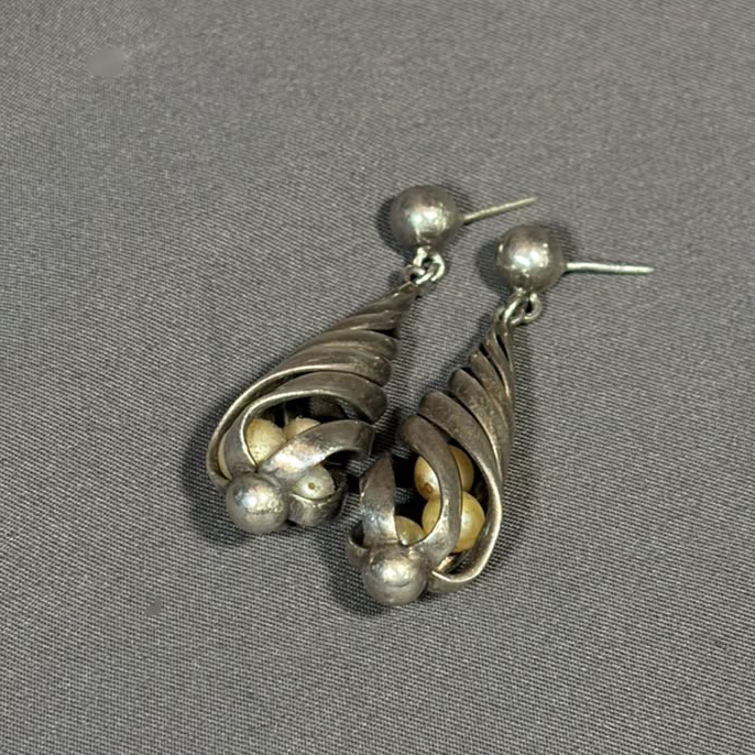 Par de aretes con perlas en plata .925