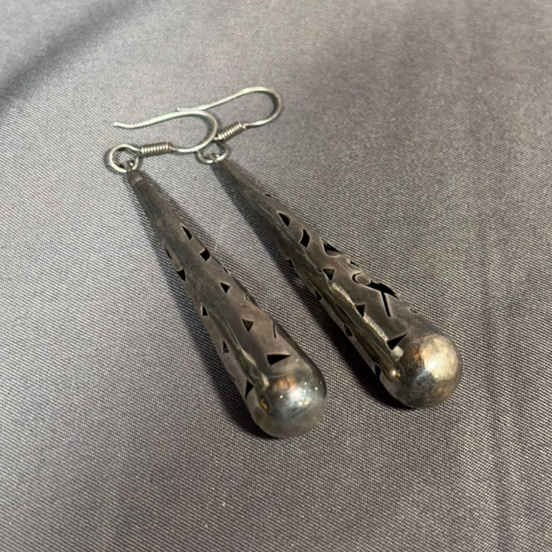 Par de aretes en forma de lágrima en plata .925