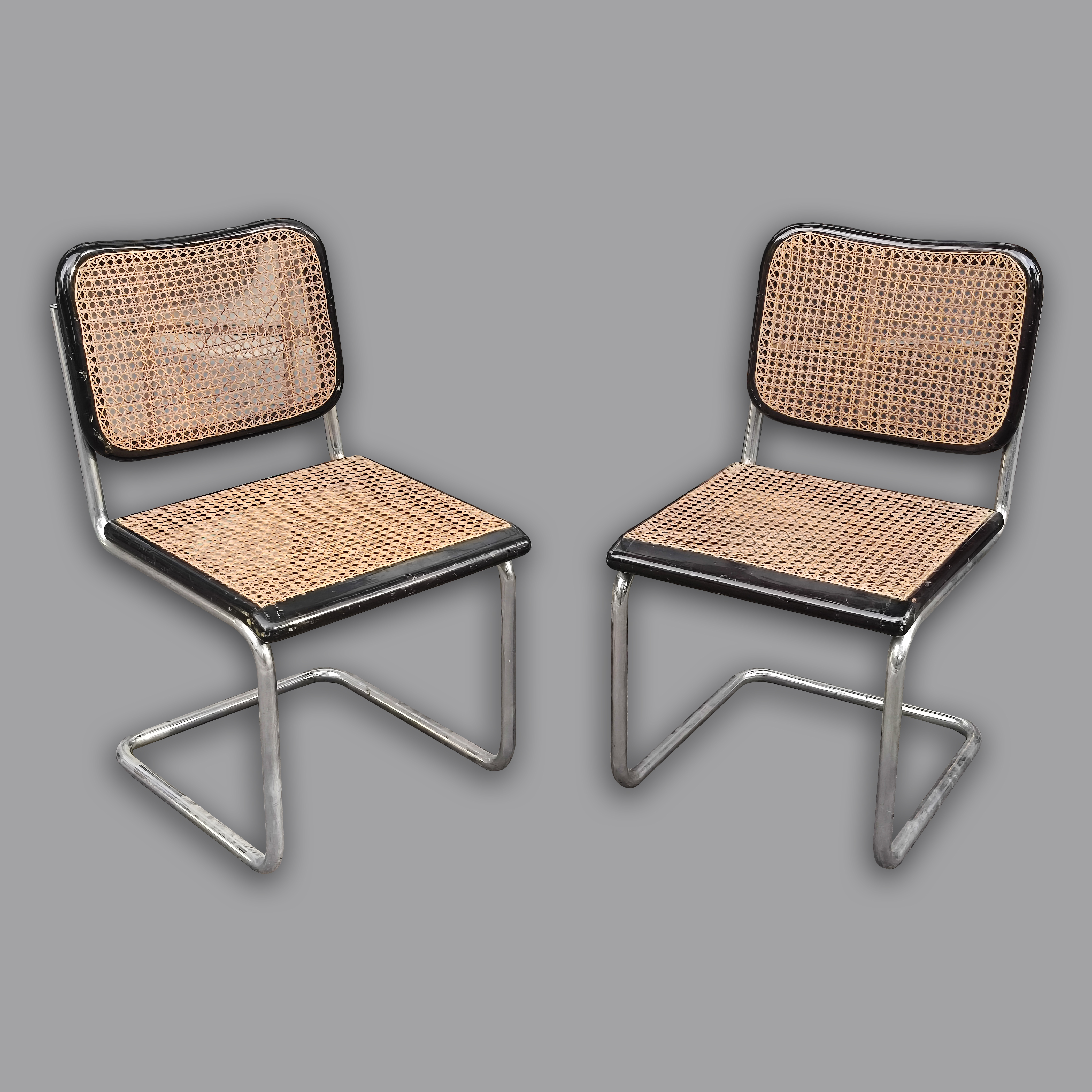 Marcel Breuer. Par de sillas Cesca en metal cromado, madera laqueada negra y bejuco