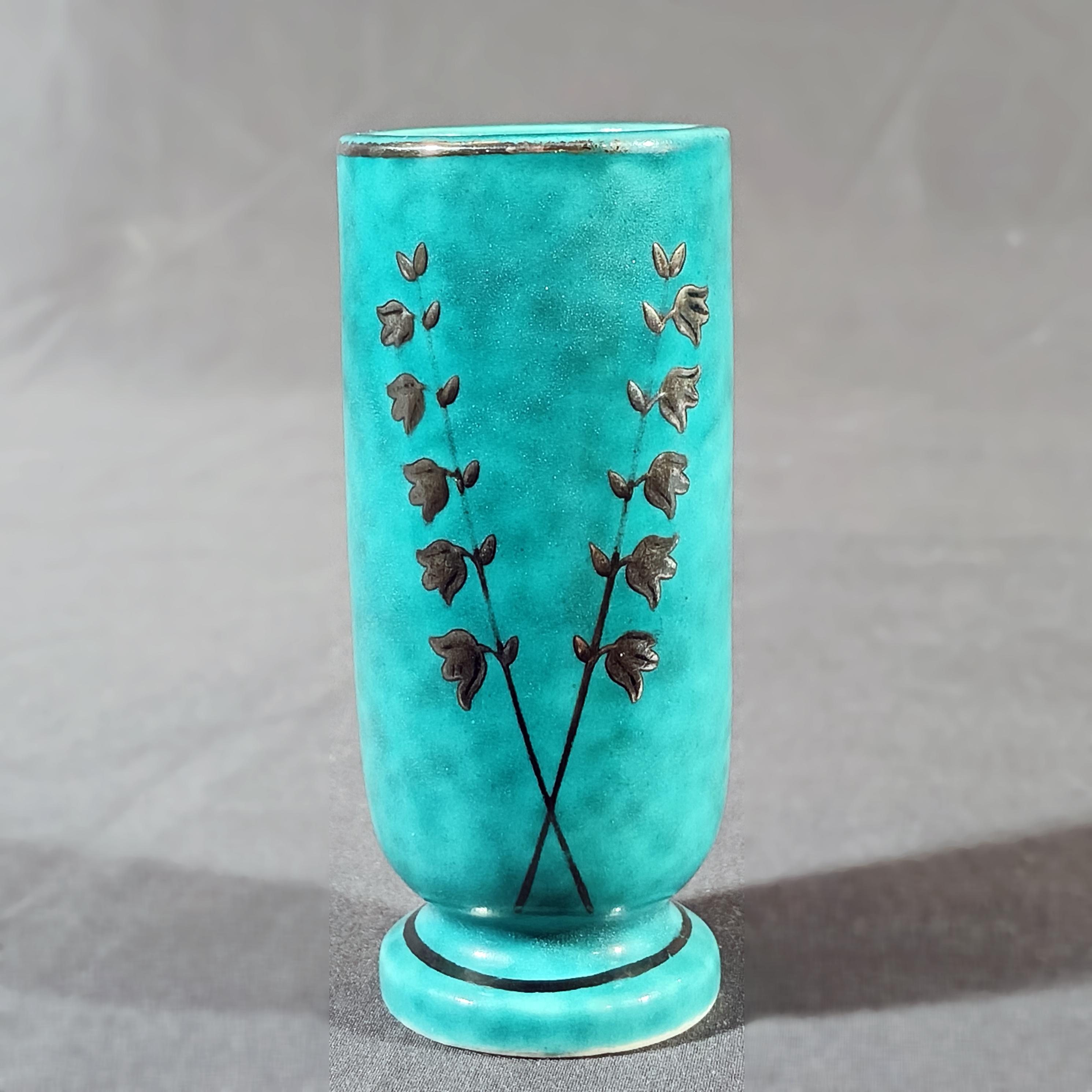 Wilhelm Kåge para Gustavsberg. Violetero en cerámica gres verde y plata baja Argenta
