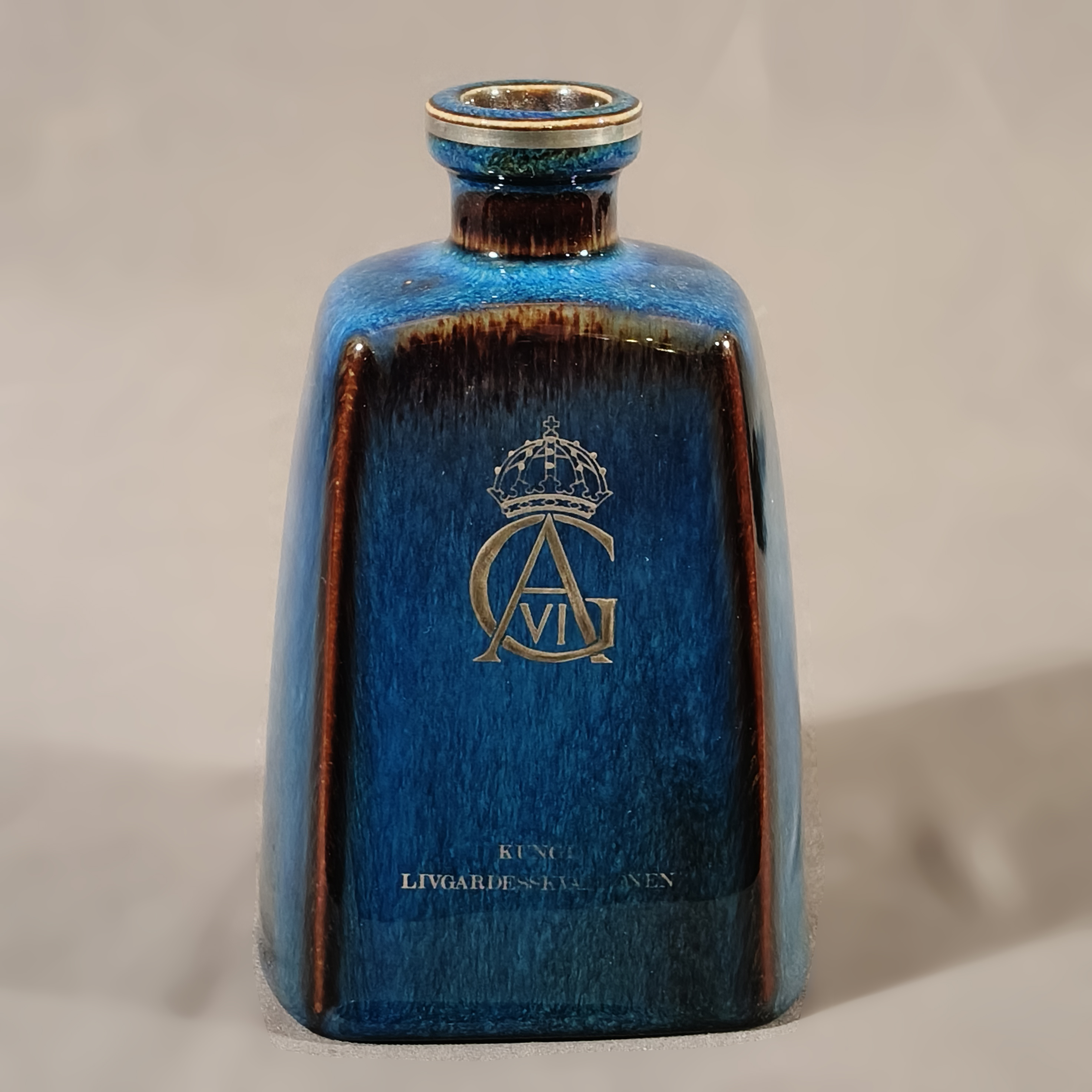 Sven Jonson para Gustavsberg. Violetero en cerámica azul con plata de la línea Lagun