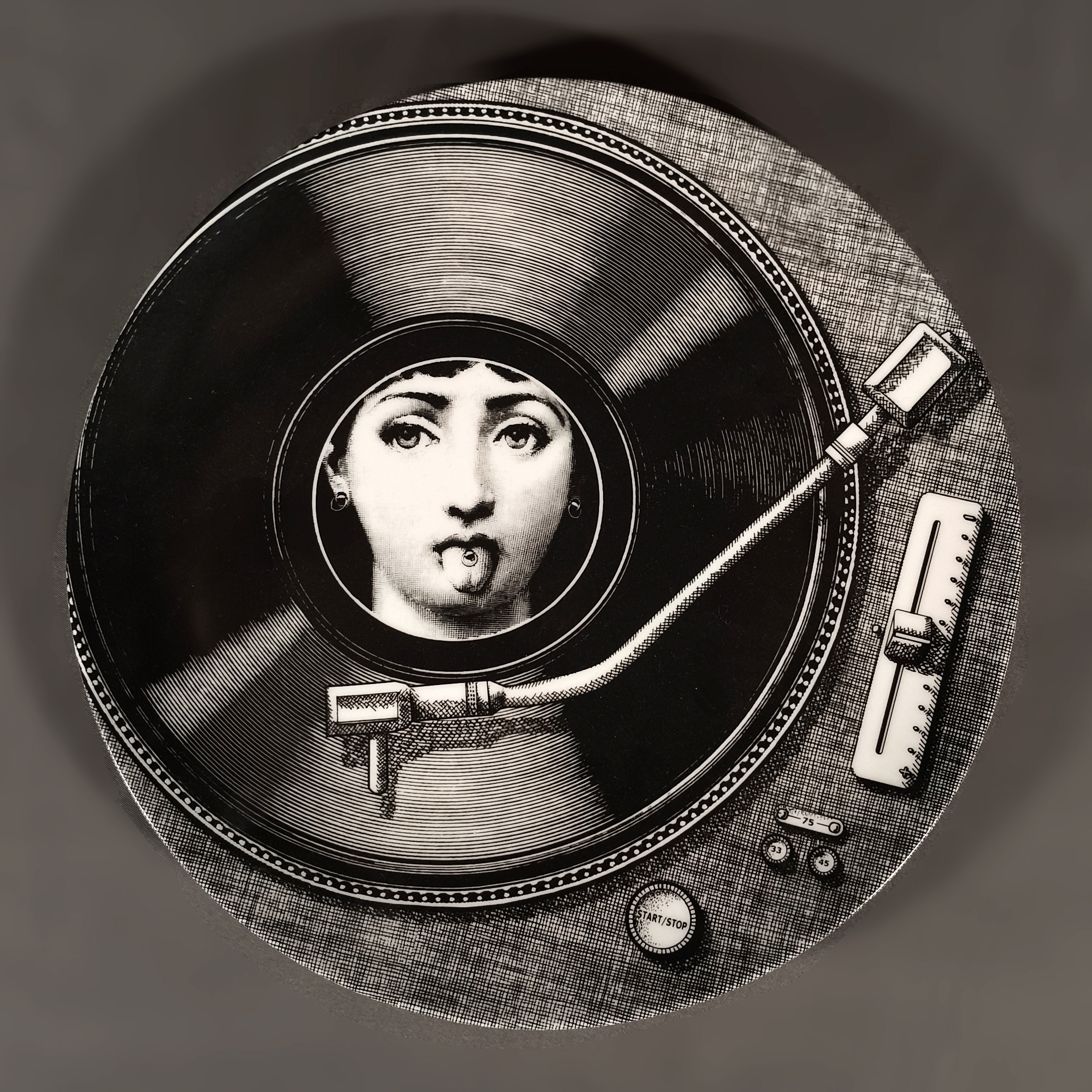 Piero Fornasetti. Tema e variazione 370. Plato decorativo en porcelana
