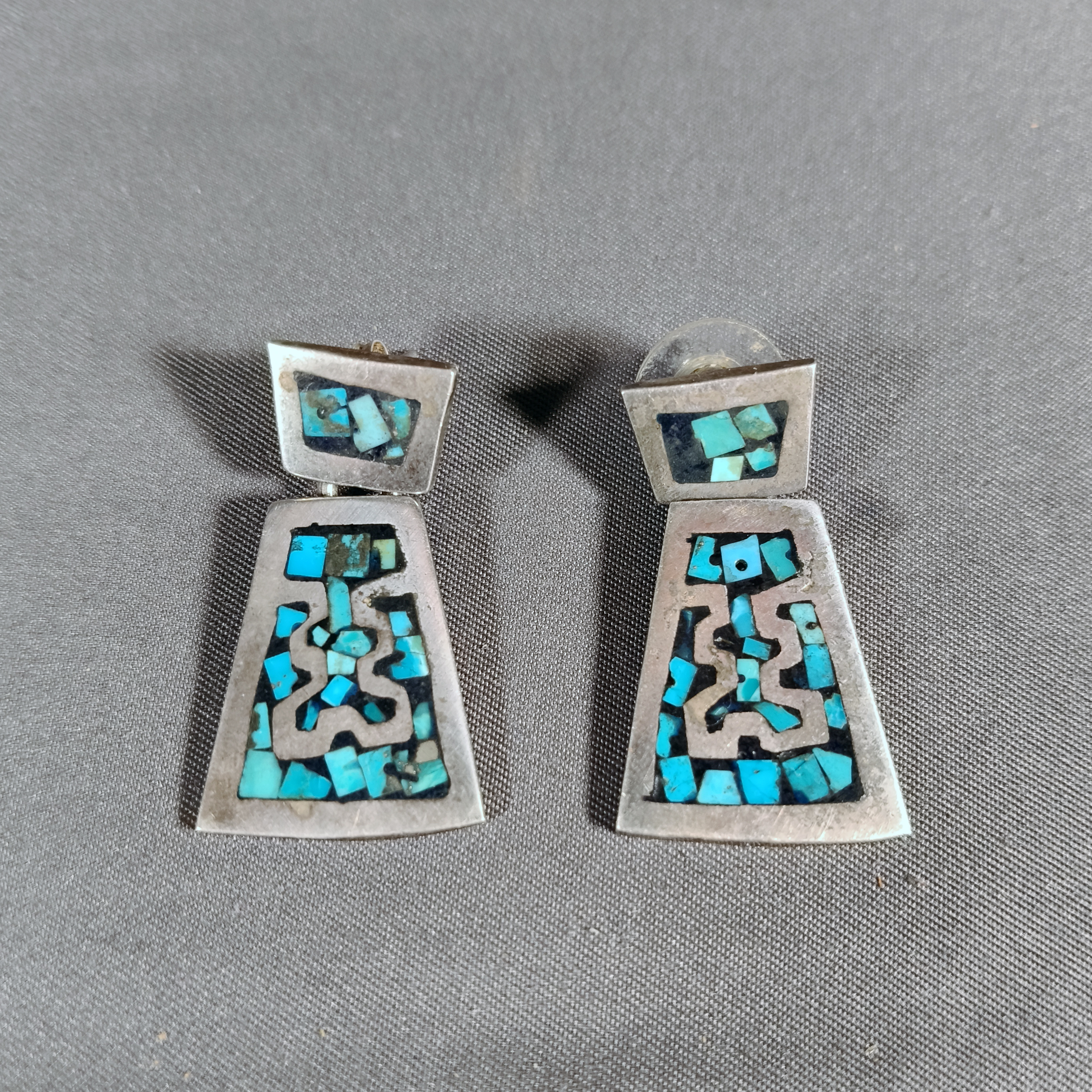 Par de aretes con incrustaciones de turquesa en plata .925
