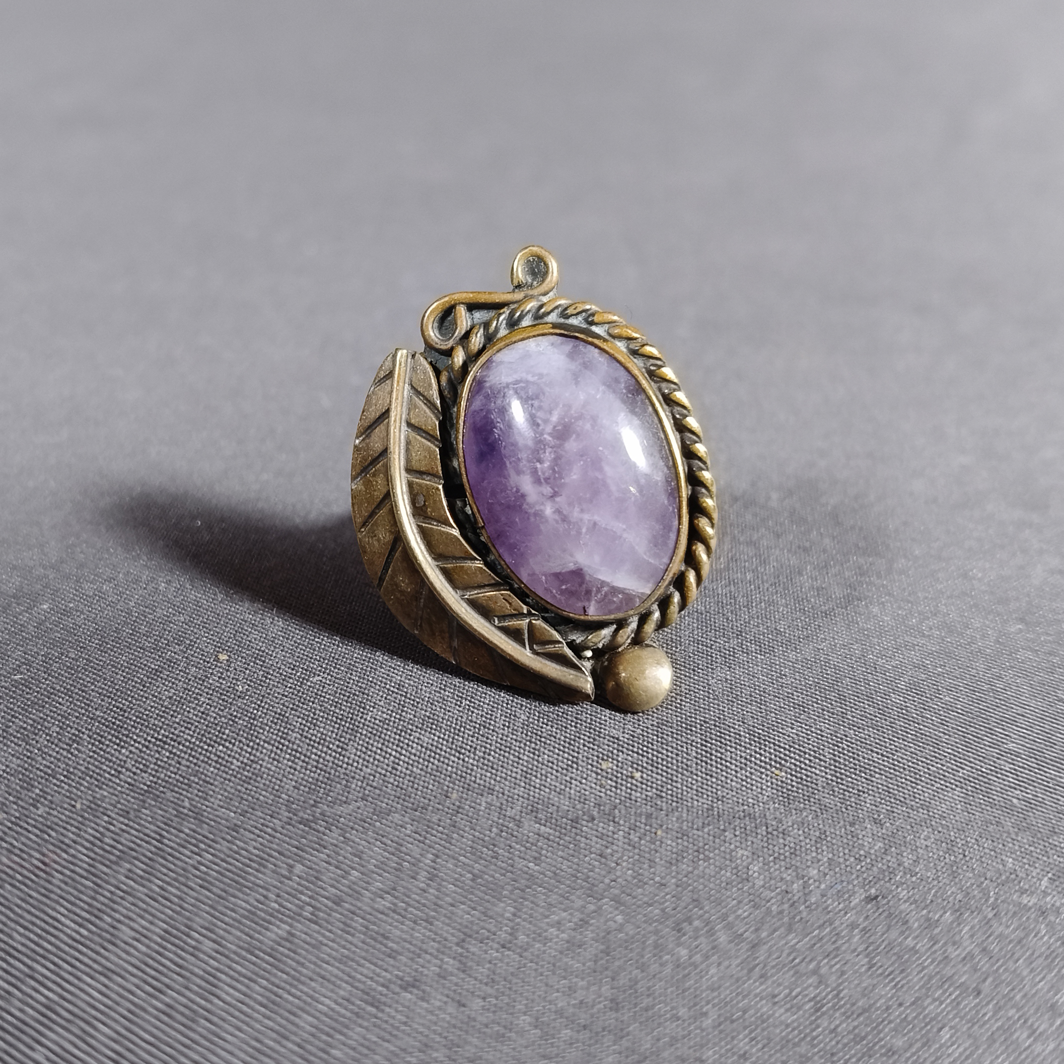 Anillo con cuarzo de amatista en latón