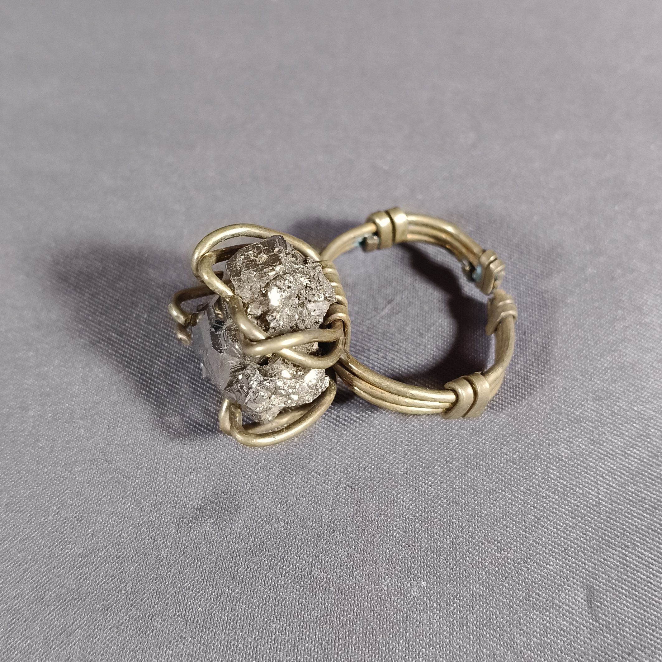 Anillo con pirita en latón