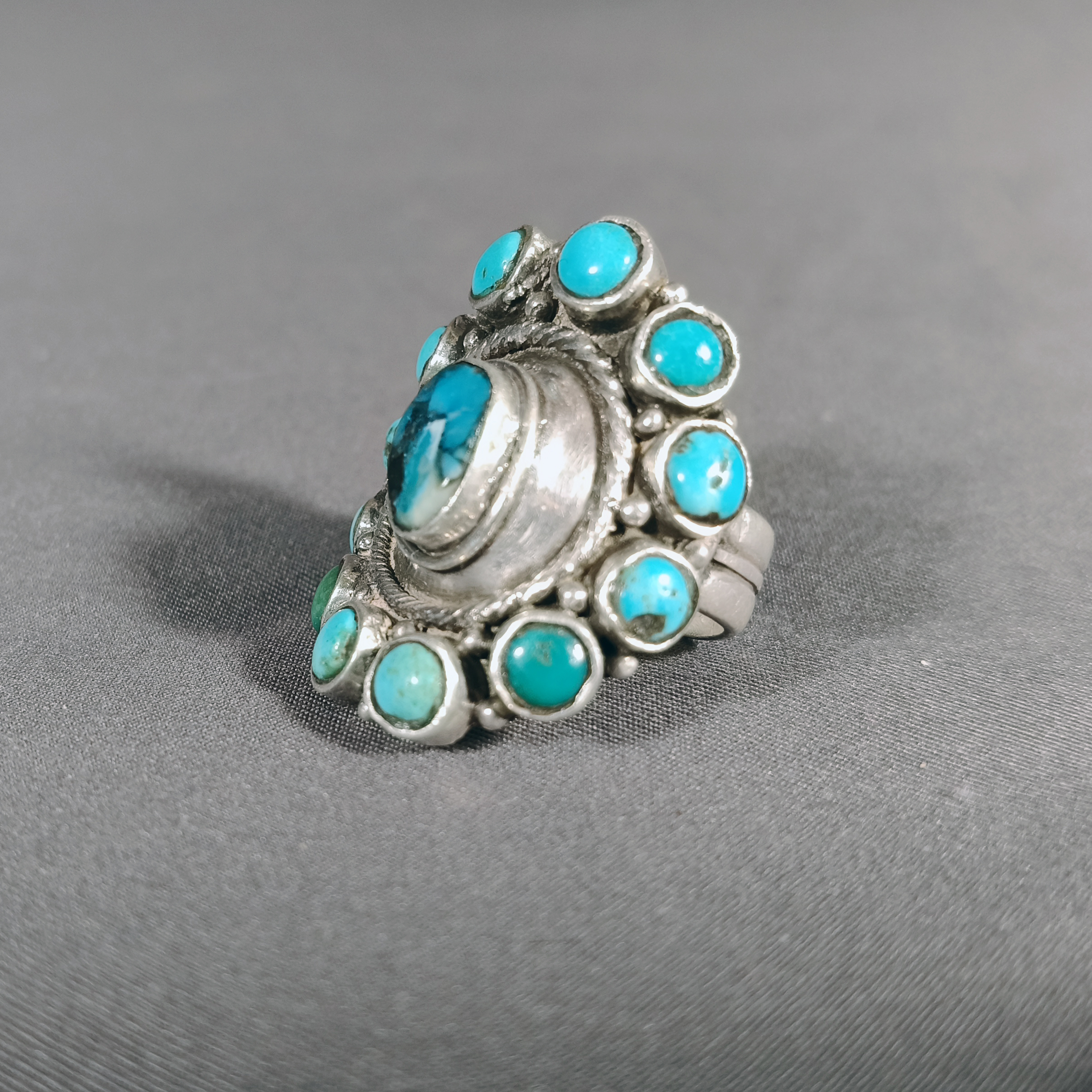 Anillo con turquesas en plata .925