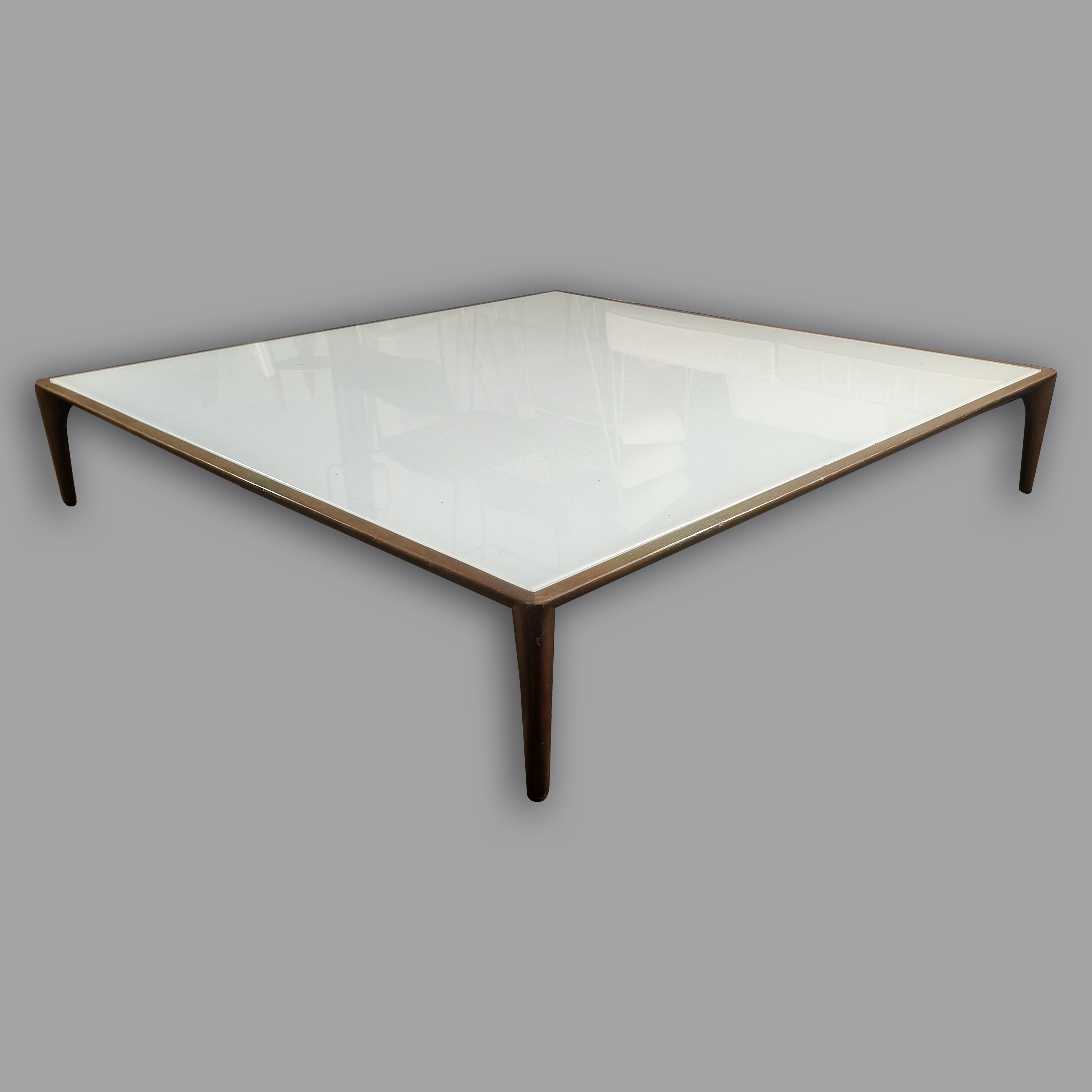 Studio Saccaro. Mesa de centro Mogano en caoba con cubierta de vidrio blanco