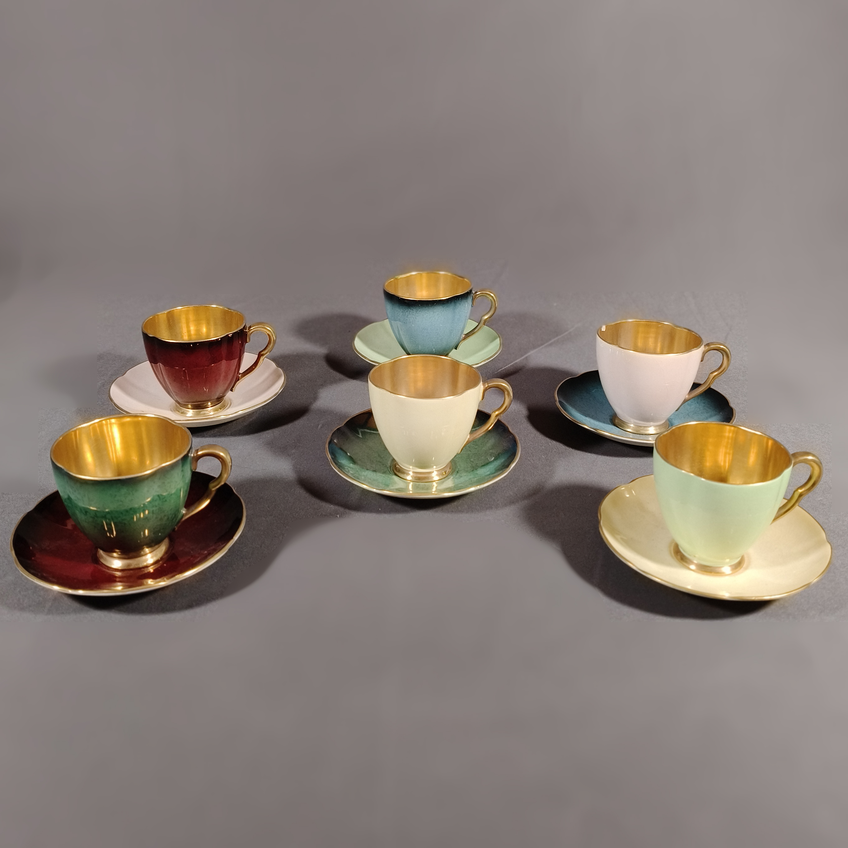 Carlton Ware. Juego de 6 tazas para té con plato base en cerámica con esmalte dorado