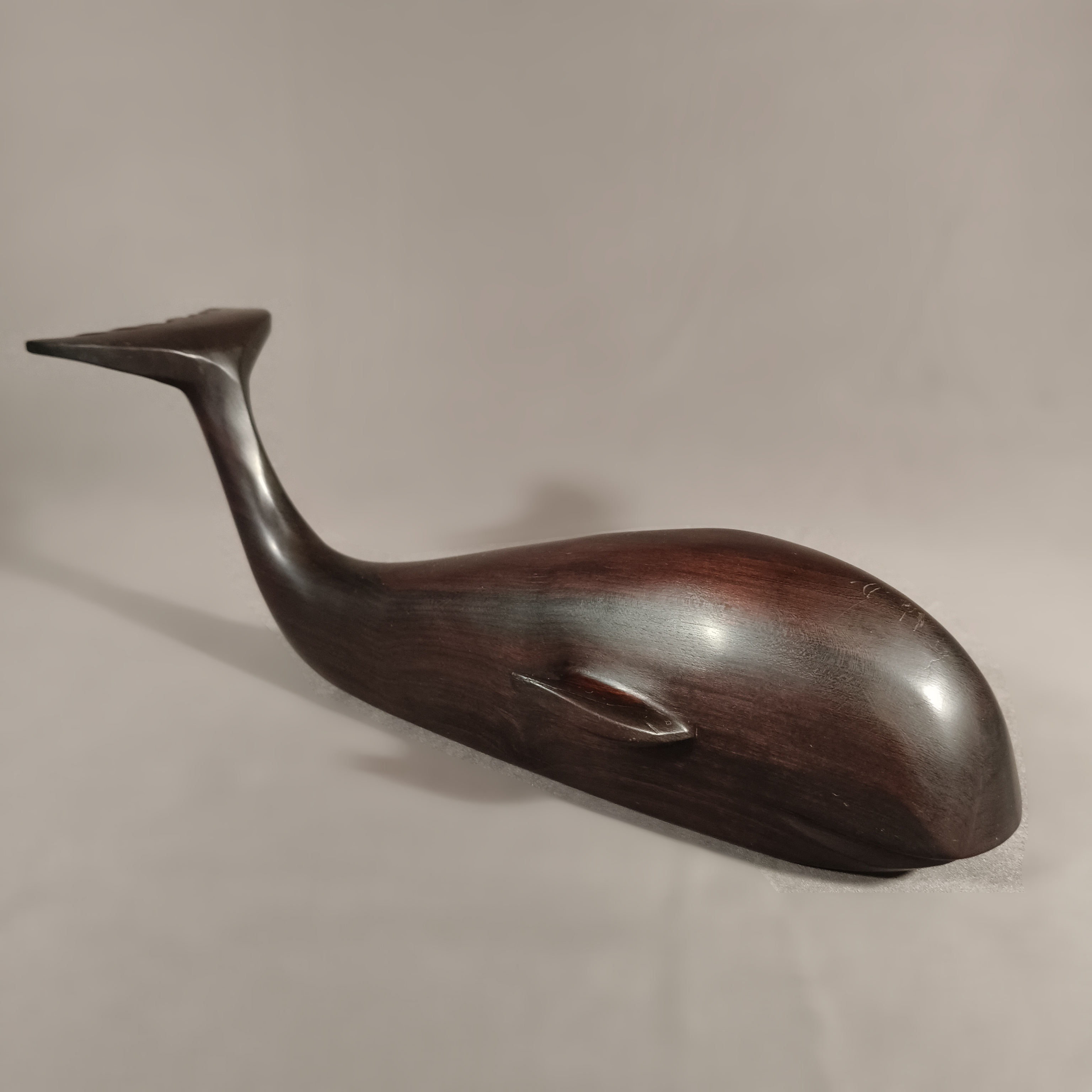Ballena de madera tallada