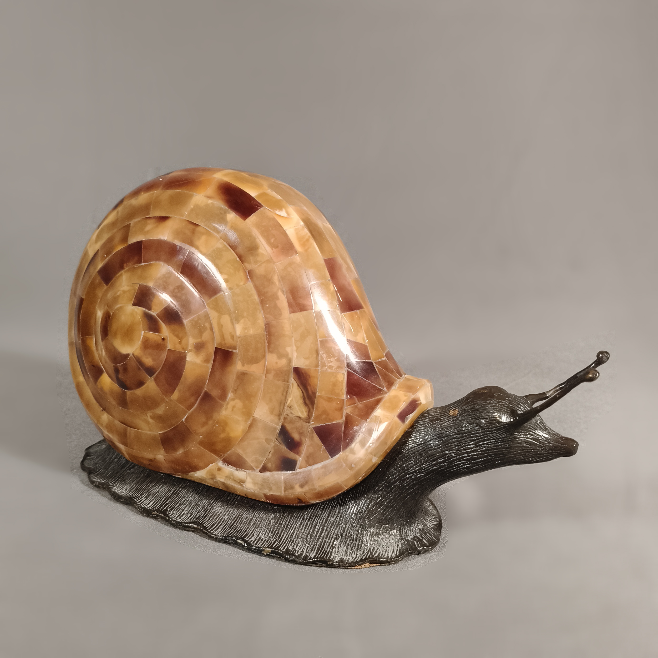 Maitland - Smith. Caracol de bronce con caparazón en concha hacha