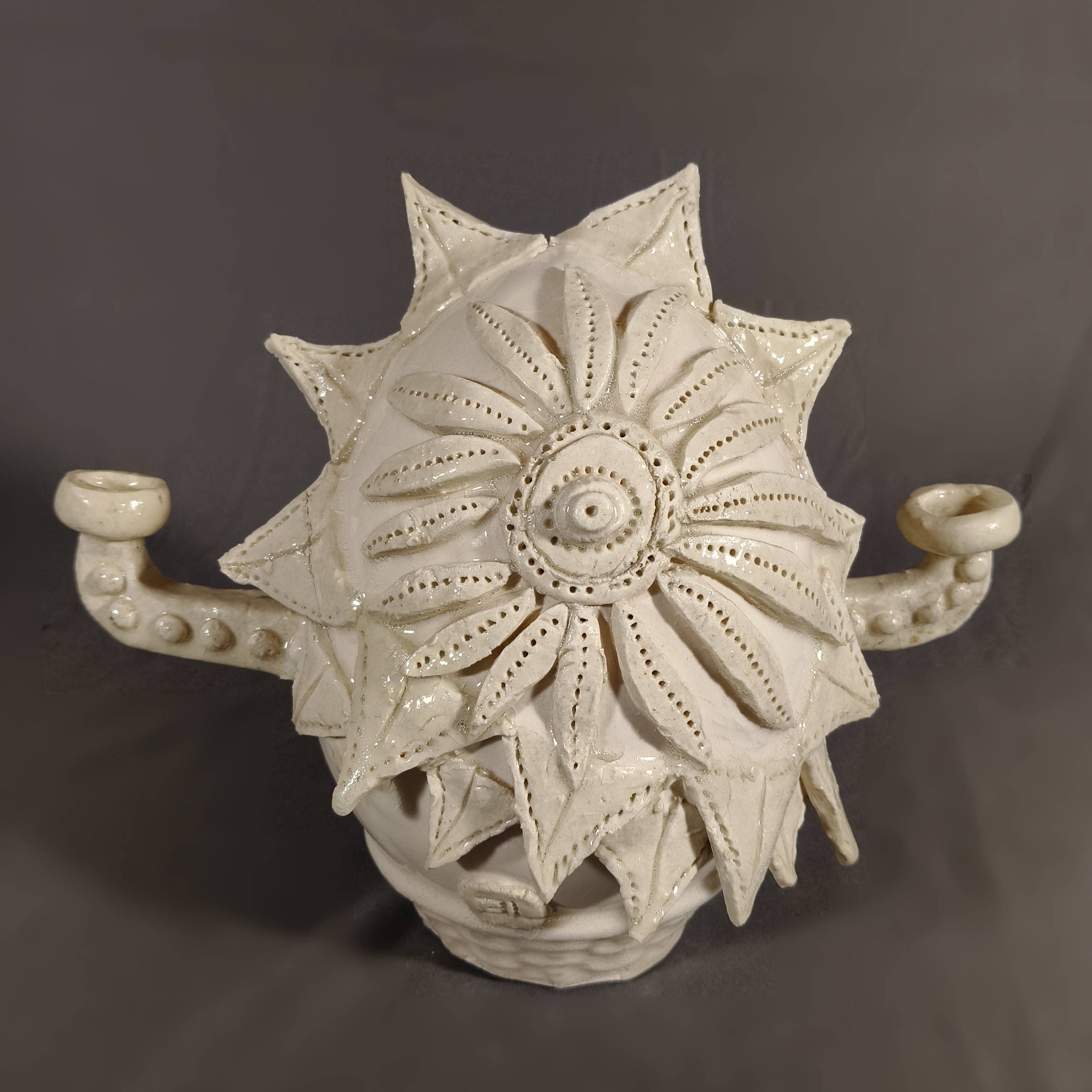Eric Ledoux. Candelabro con forma de huevo en cerámica blanca